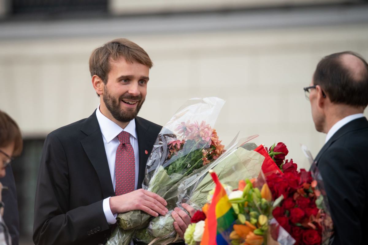 Jan Christian Vestre på Slottsplassen med blomster.