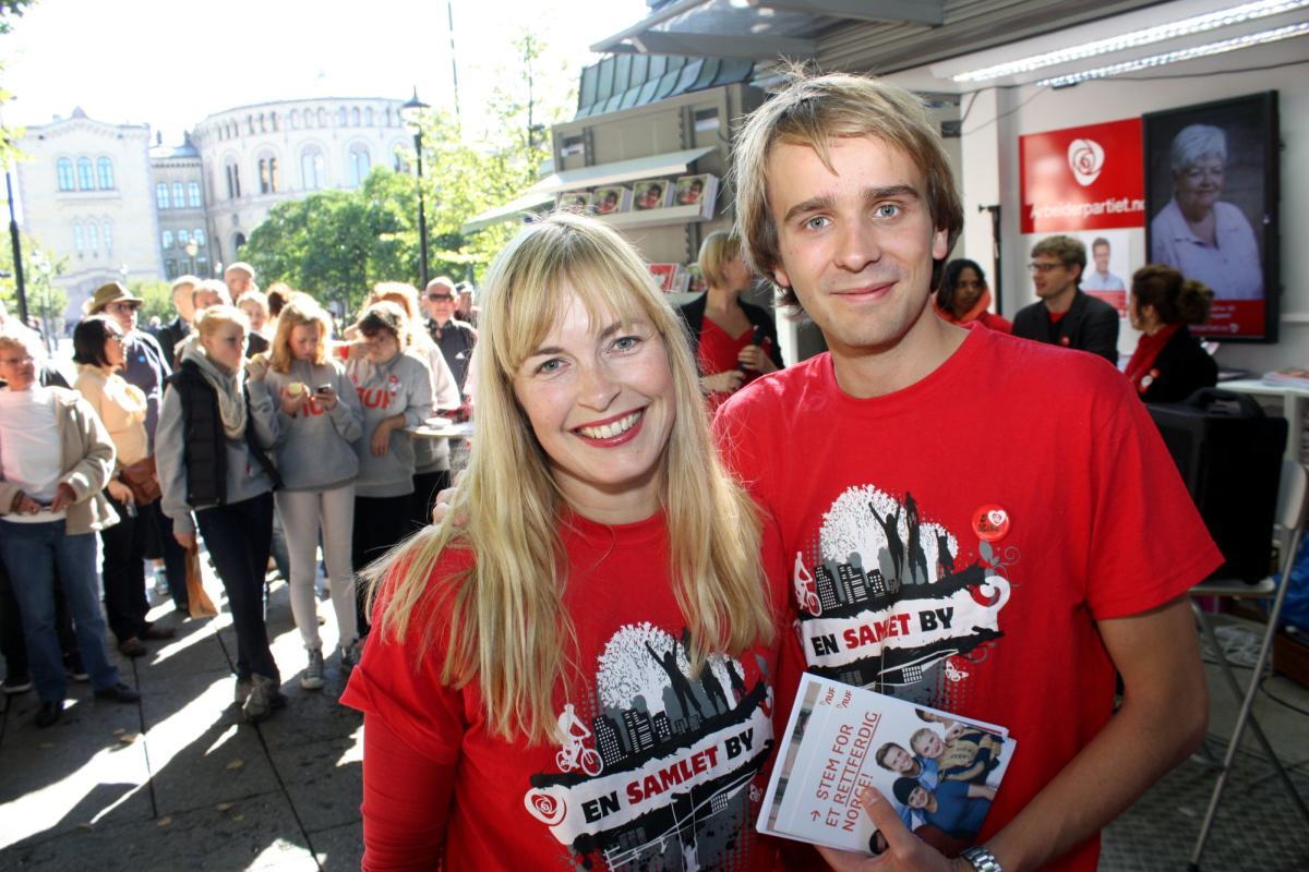 Kvinne og mann på valgkampstand for Arbeiderpartiet.