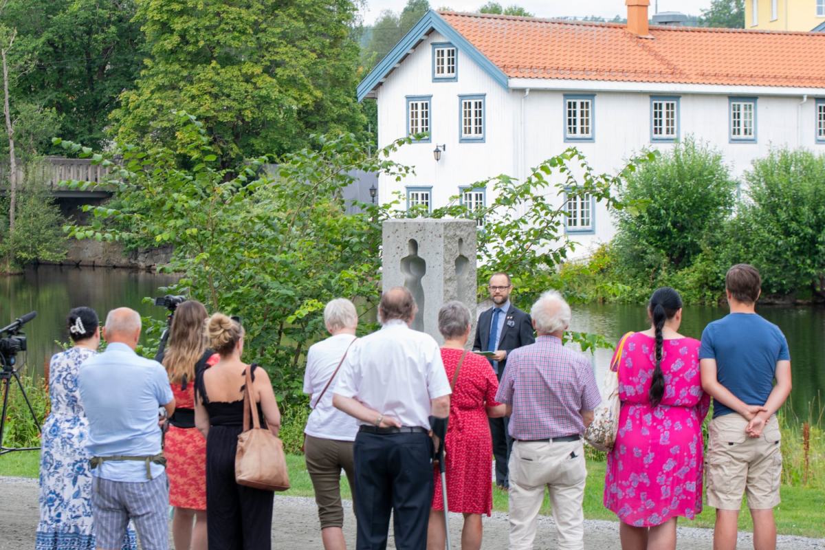 Minnesmarkering på Eidsvoll Verk i forbindelse med 22. juli 2025. Varaordfører Thomas Jacobsson holder minnetale.