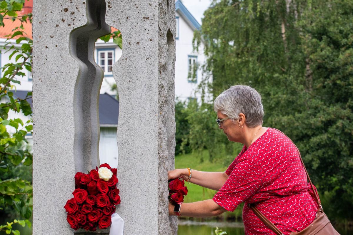 Gruppeleder Lena Frantzen la ned blomster på minnestatuen. Foto: Thor Even Skjølås