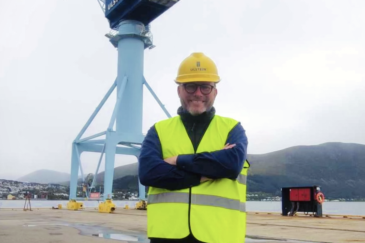 Rune Olsø foran kran på verftsbesøk