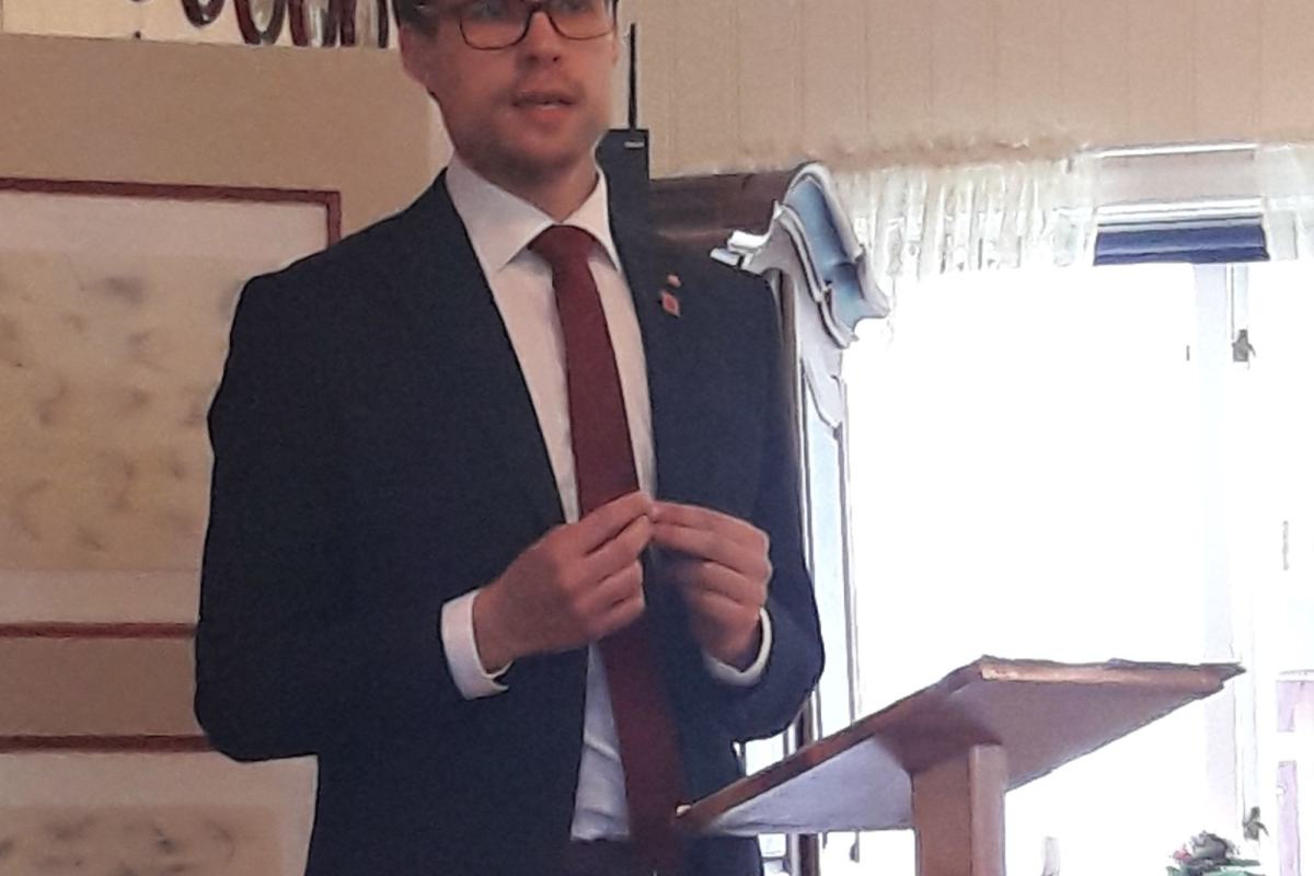 Leder av Trøndelag AP, Per Olav Skurdal Hopsø holder tale på Tangen 1. mai 2019