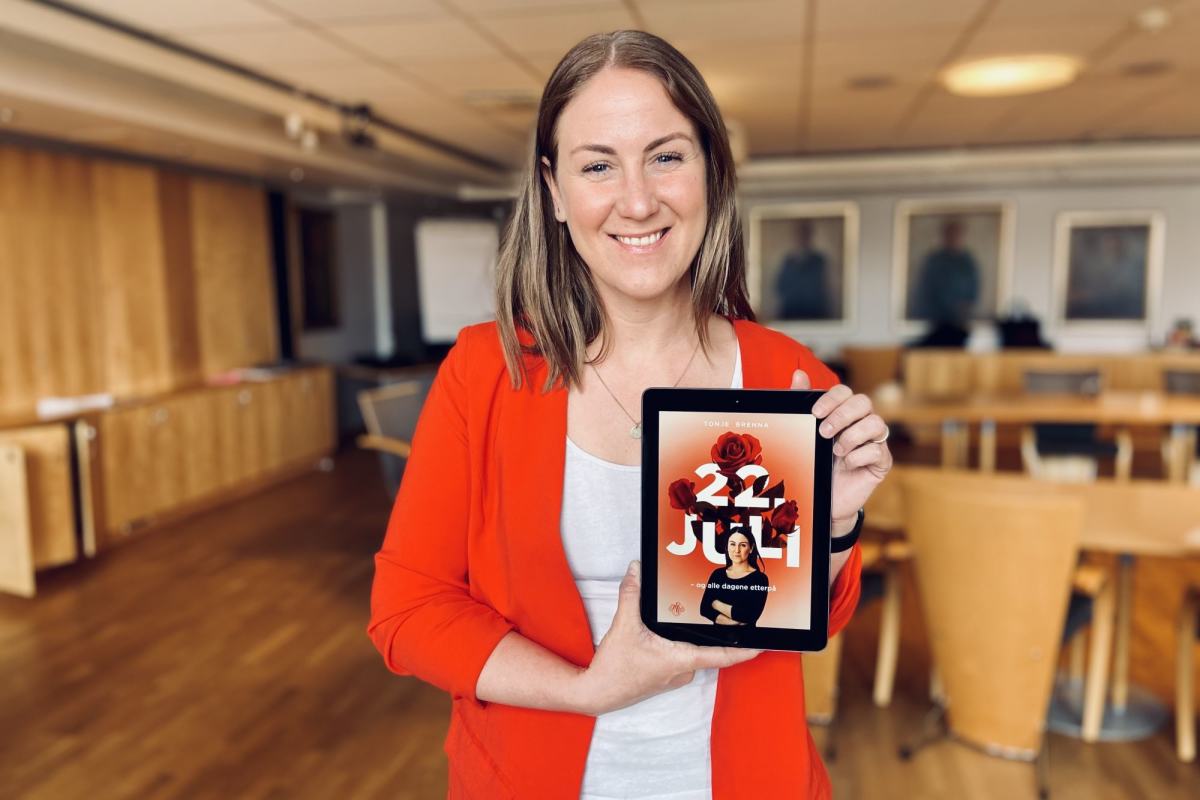 Tonje Brenna med boken "22. juli"