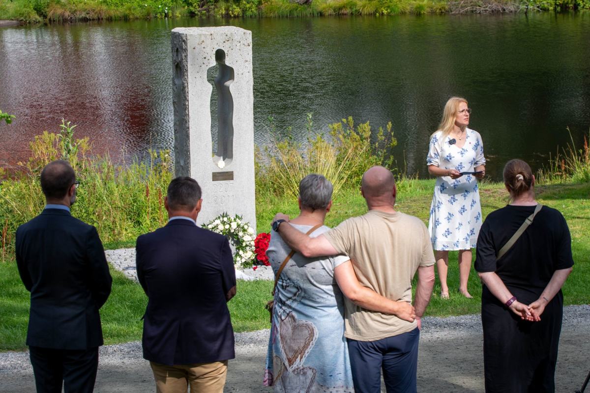 Minnesmarkering på Eidsvoll Verk i forbindelse med 22. juli 2025. Inger Elin Dønnum Bjørnstad talte på vegne av Arbeiderpartiet.