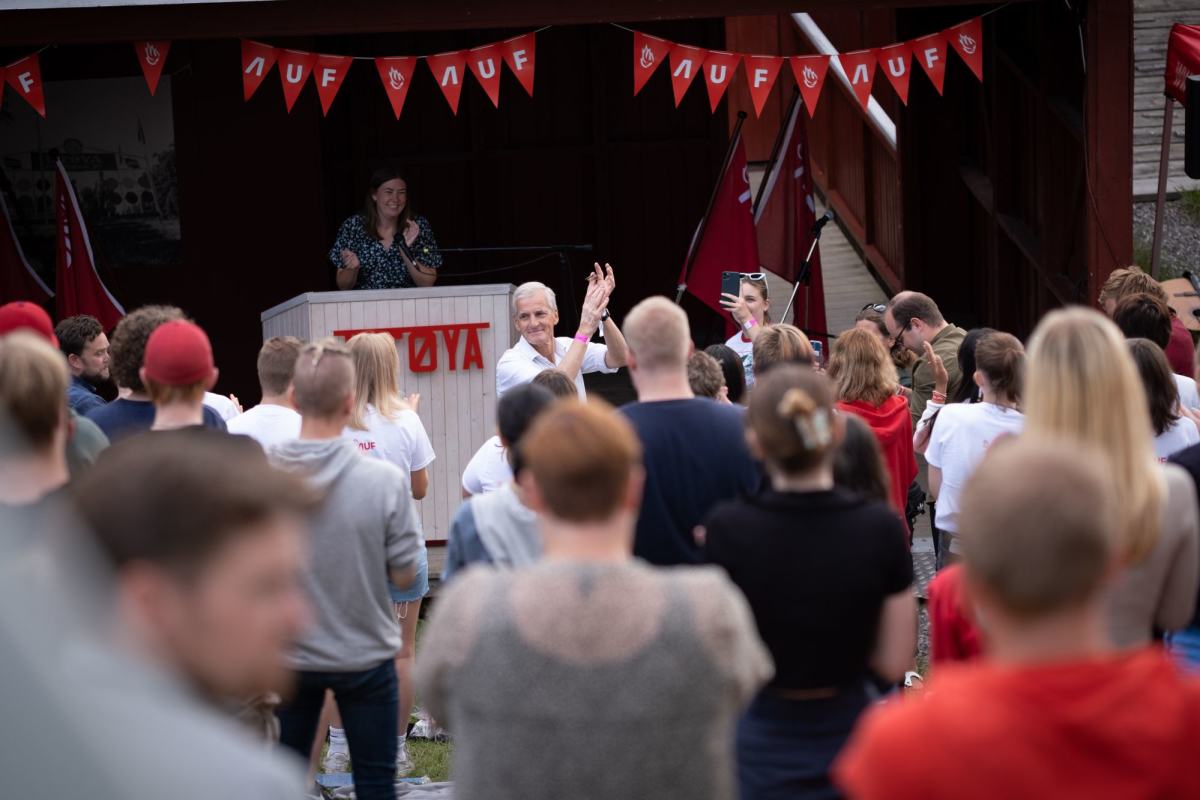 Jonas Gahr Støre på AUFs sommerleier, klapper sammen med masse mennesker
