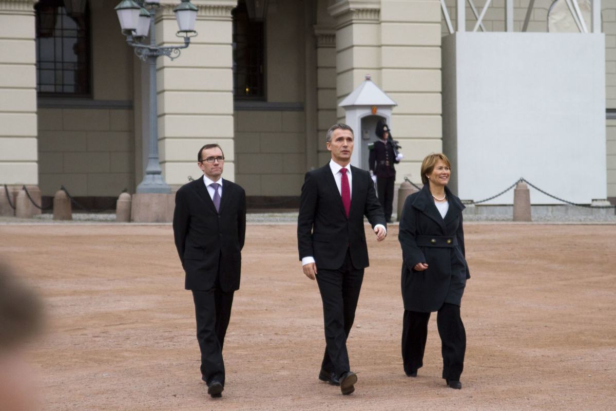 Grete Faremo er ny justisminister og Espen Barth Eide er ny forsvarsminister, sammen med Jens Stoltenberg på Slottsplassen.