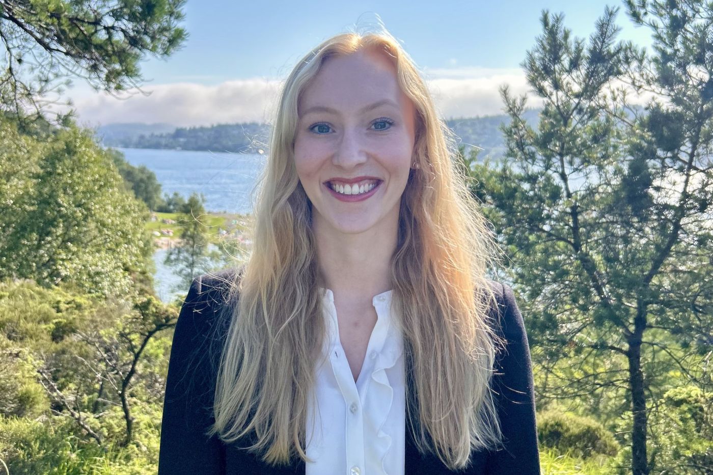 Portrettbilde av Solveig Vik med naturbakgrunn