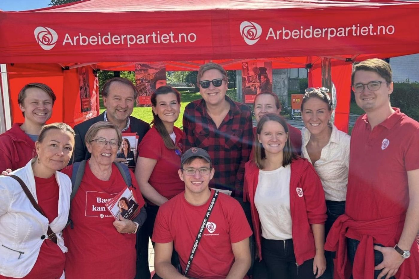 Bilde fra byfest med Tonje, Åsmund og hele laget