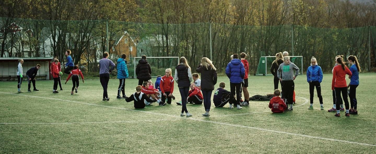 Ungdommer på en fotballbane gjør seg klare.