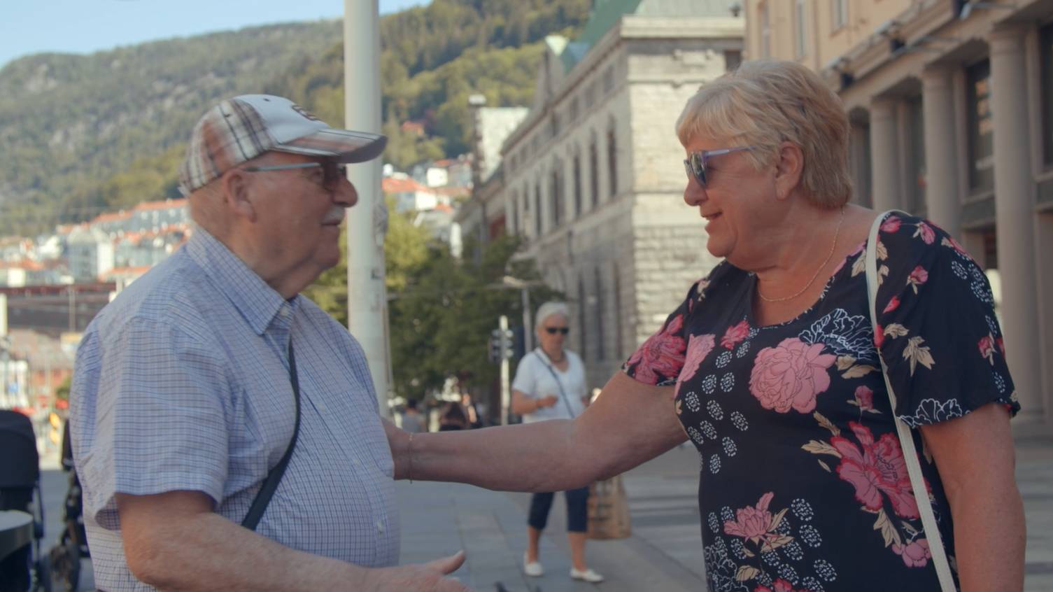 Dame og mann som prater sammen.