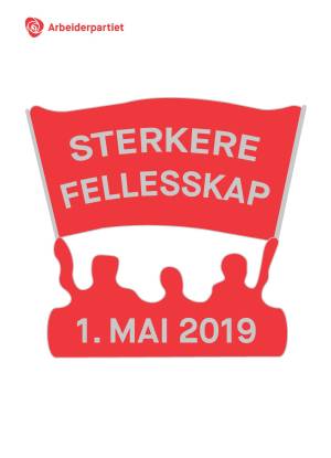 1 maiplakaten 2019. Ein ser konturane av 3 personar som held ei fane, med teksten: "sterkare fellesksskap" på. Under er datoen skrive på 