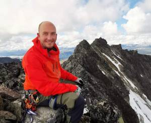 Ole André på fjelltopp, smilande til kamera.