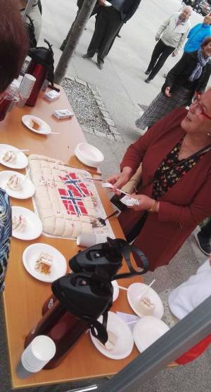 Clara deler ut kake