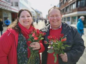 Tone Marie Myklevoll og Jarle Heitmann på stand under vårkampanje lørdag 11.5.19