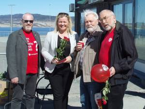 Sekretær i Arbeiderpartiet Kjersti Stenseng sammen med Ove Sem (tv) og Steffen Onsøyen og Eivind Stende (th) fra Skaun Arbeiderparti.