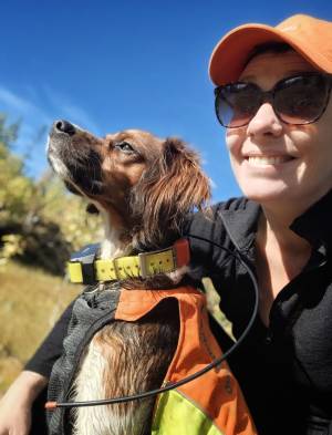Ina sammen med hunden Vela (Breton) 