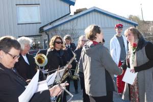 Siri Grøttjord, leder i Skaun Arbedierparti takker Buvik og Viggja musikkorps for stor spilleinnsats 1. mai 2017 ved Erna Tingstad Kvernberg