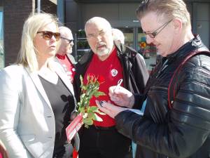 Journalist fra Avisa Sør-Trøndelag, John M Myrhaug, intervjuer partisekretær Kjersti Stenseng.