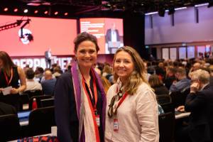 Kunnskapsminister Kari Nessa Nordtun sammen med Buskerud Arbeiderpartis Hilde Karin Vollmerhaus på Arbeiderpartiets landsmøte i 2025