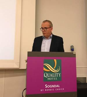 Helge Robert Midtbø held tale til Sogndal AP sitt årsmøte