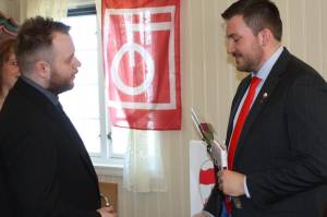 Espen Lien Pedersen hilser fra Buvik Arbeiderlag med bok om streiken i Mølla til Amund Losen Moholdt