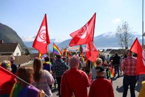 Bildet viser regnbue- og Arbeiderpartiflagg vaie i vinden på Bygdepride i Volda.