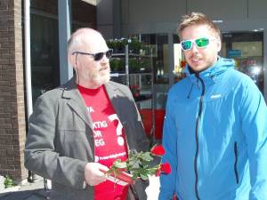 Ove Sem fra Skaun Arbeiderparti prøver å overbevise ny innbygger i Buvika og Skaun, Willy-Andre Rachløw, far til Ådne som er innbygger nr. 8000 i Skaun.
