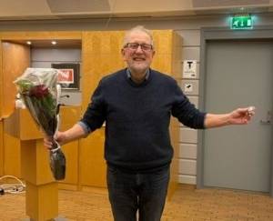 Kjell Olav Stangeland har fått roser og pin for 30 års medlemskap i Arbeiderpartiet
