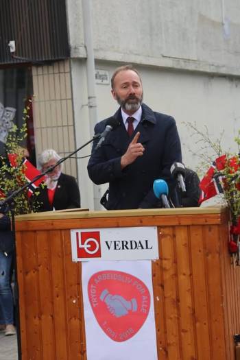 Trond Giske på talerstolen på Minsaas plass. Foto: Ove Morten Haugan