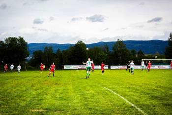 Vestfossen mot Fjøra. Spiller header ball