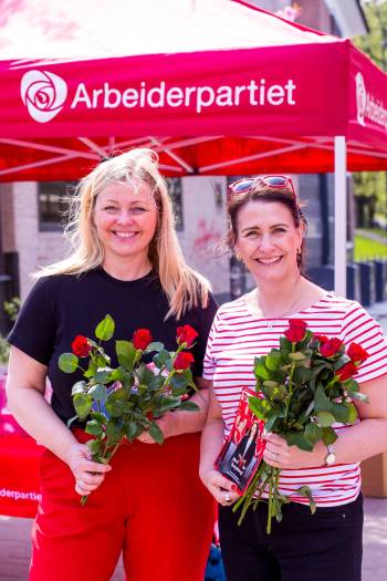 Therese Thorbjørnsen sammen med Kjersti Stenseng på stand