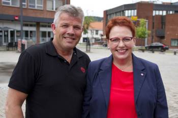 Nestleder i Arbeiderpartiet Bjørnar Skjæran sammen med ordførerkandidat Elin Såheim Bjørkli. 