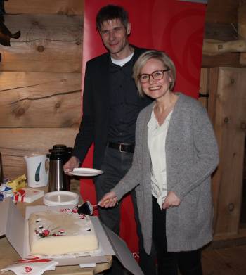 Stortingsrepresentant Ingvild Kjerkol og ordfører Ola Øie feirer med kake under årsmøte i Rennebu Arbeiderparti. 