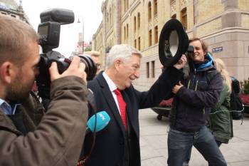 Tidligere finansminister Sigbjørn Johnsen på vei mot Stortinget for å levere statsbudsjettet. 