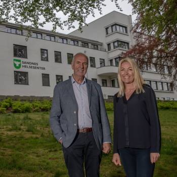 Stanley Wirak og Annelin Tangen foran Sandnes Helsesenter