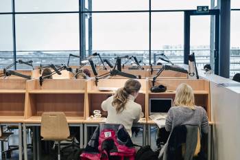 To studenter sitter og jobber på lesesalen. Foto: Øivind Haug