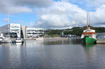 Indre Vågen i Sandnes med Oscar II og Havnespeilet