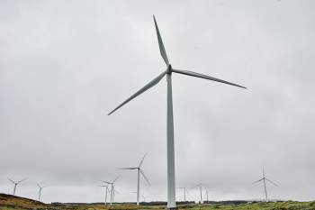 Nærbilde av en vindmølle i en vindmøllepark. Foto: Øivind Haug