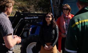 Hadia Tajik og Kari Henriksen på Jegersberg gård