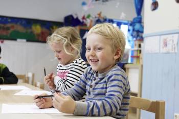 To barnehagebarn sitter og tegner. Foto: Øivind Haug