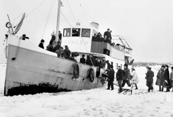 Stor fraflytting preget 50- og 60-tallet på Hvaler med et bunnår i befolkningstallet i 1971. Ordfører Otto Reff, her på brovingen med slips