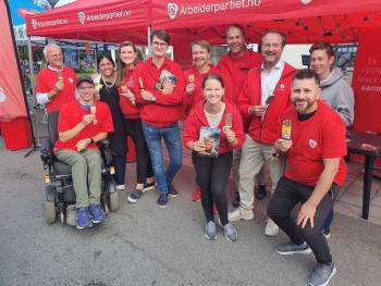 Bærum Arbeiderparti på stand. Gruppe står foran arbeiderpartitelt med is i hånden