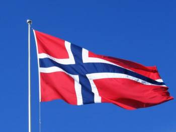 Bilde av norges flagg vaiende i vinden