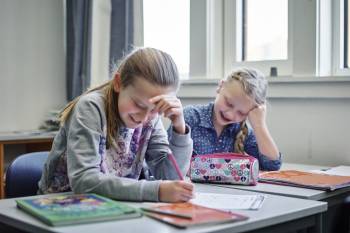 To barneskoleelever jobber med oppgaver i skoletimen. Foto: Øivind Haug