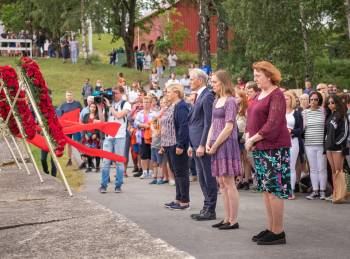 22. juli markering med kranser på bryggen på Utøya