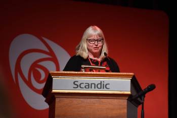 Eva Arnseth holder innlegg på årsmøtet til Innlandet Arbeiderparti, mars 2019