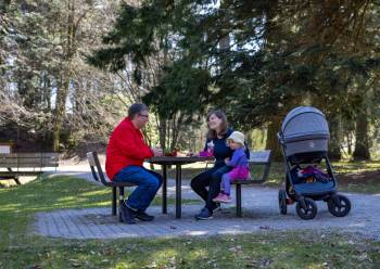 Ordførerkandidat Arne Espedal snakker med en velger i Sandvedparken.