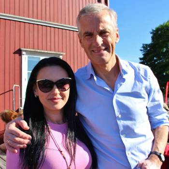 Jonas Gahr Støre og Laial Janet Ayoub på sommeravslutning på Lindeberg gård.