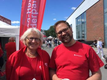 Inger Heggen Olsen og ordfører Roger Evjen gjennomfører valgkamp på Bjørkelangen. 