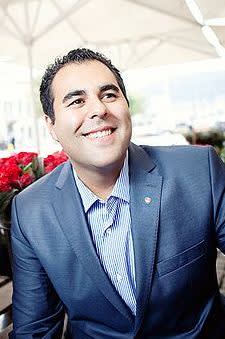 Masud Gharahkhani på stand